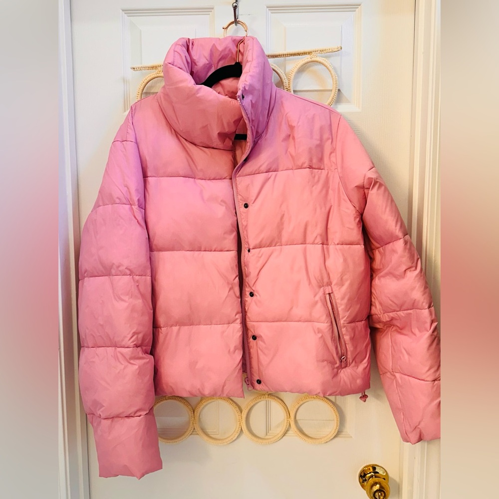 Alo Yoga Gold Puffer - Pink in size Large